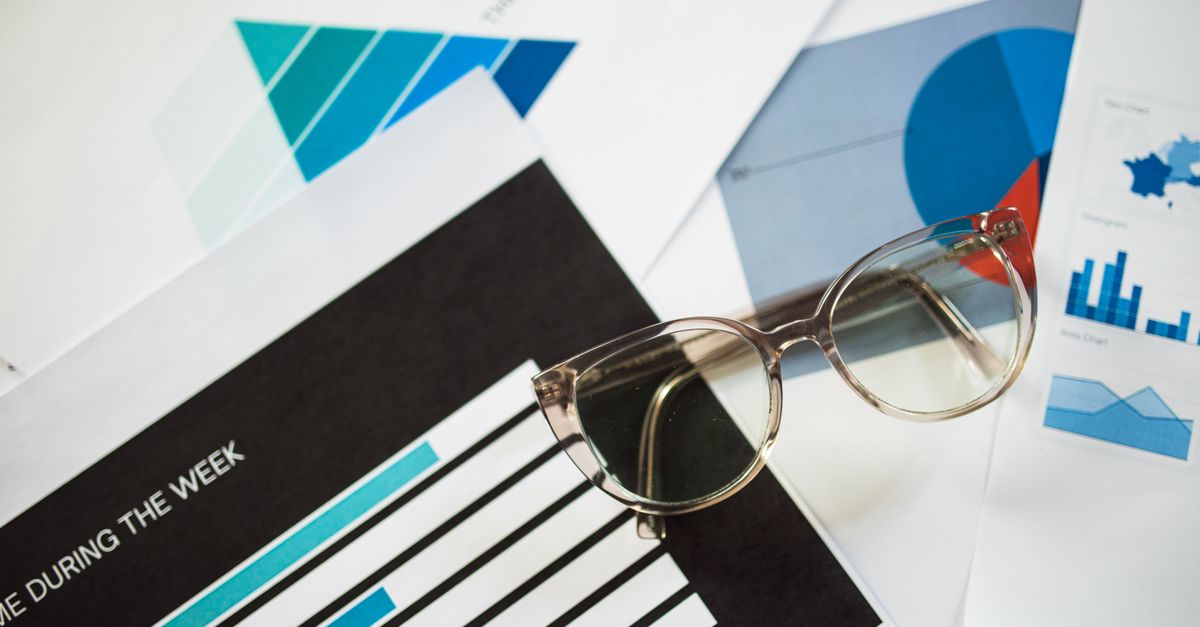 A Practical Weekly KPI Review Routine editorial image for Easy KPIs.